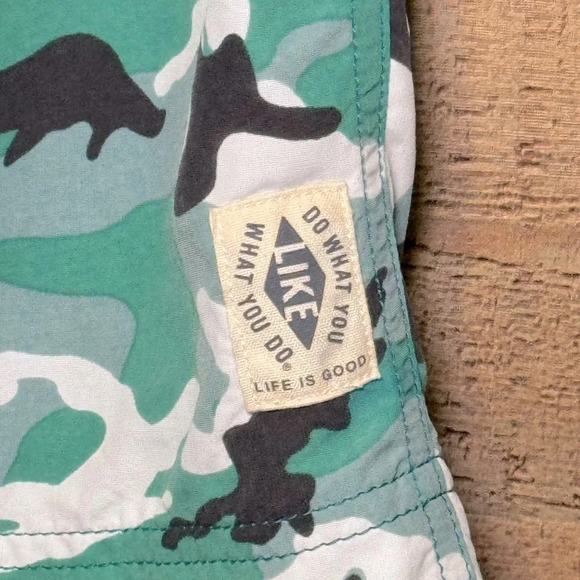 🌻 Life Is Good Green Camo Board Shorts Swim Trunks Men's size Large Swim Vacay - Picture 3 of 9